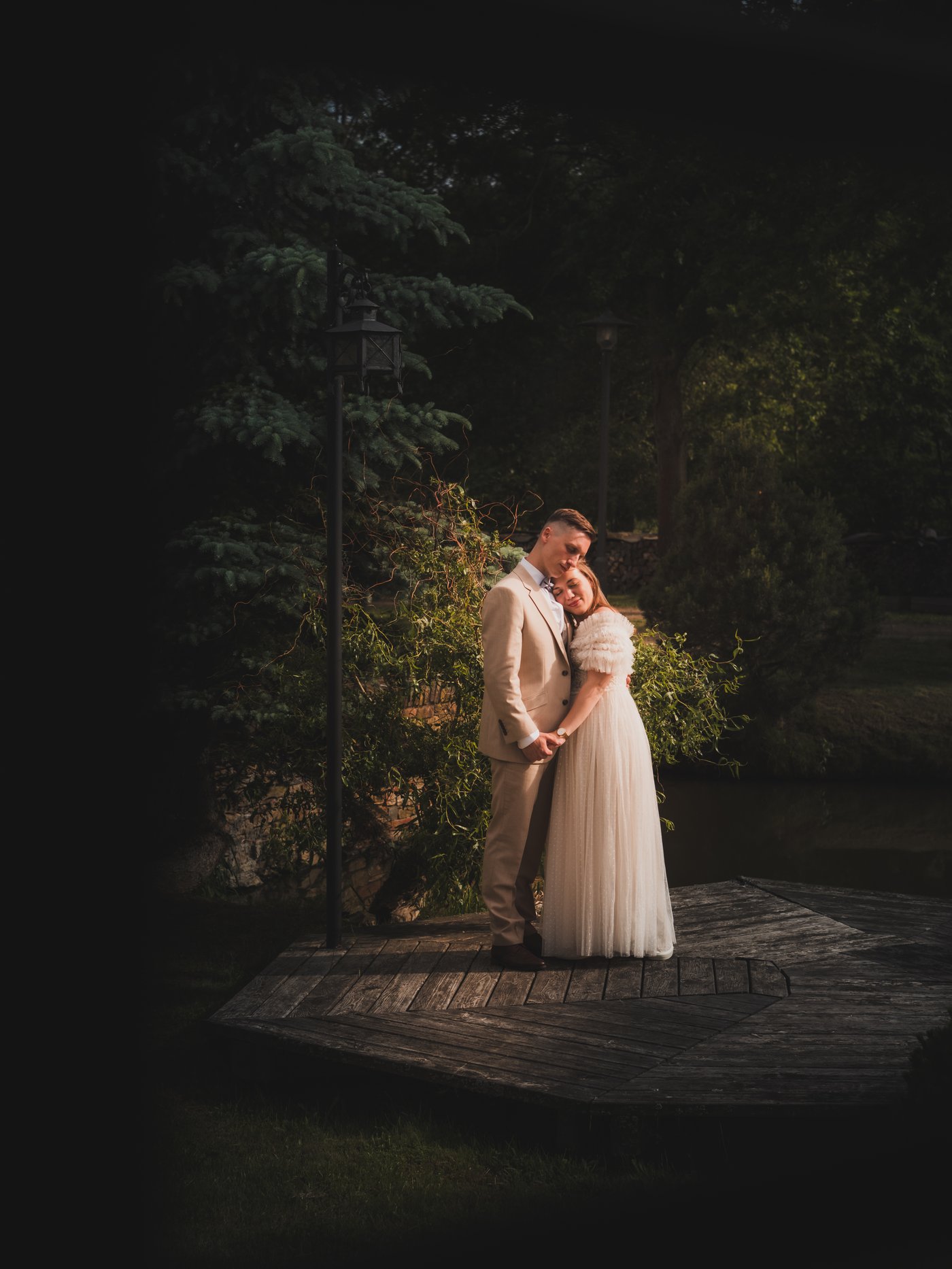 Novomanželé při objetí za soumraku, ukázka svatební fotografie